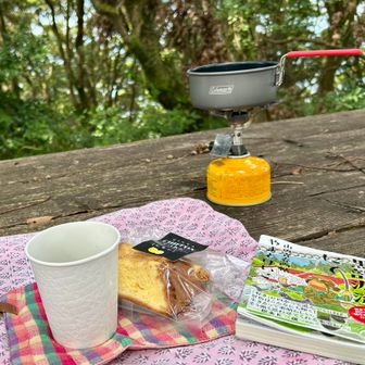 読みかけの本をゆっくりと☕️
やまとけいこさんの".黒部源流にて,素敵なイラストと山旅と人生のエピソードはとても面白く好奇心をくすぐられます☺️❣️