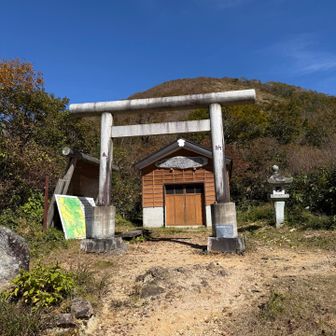 社神社三阪御ここから右の燈篭の方から頂上へ