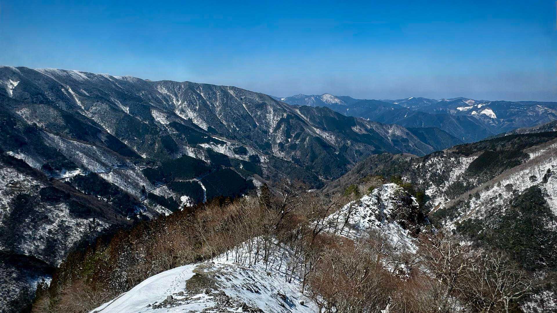 岩宇土山 山頂下の絶景ポイント…昨日訪問した“積岩山”（つみいしやま）方向👀