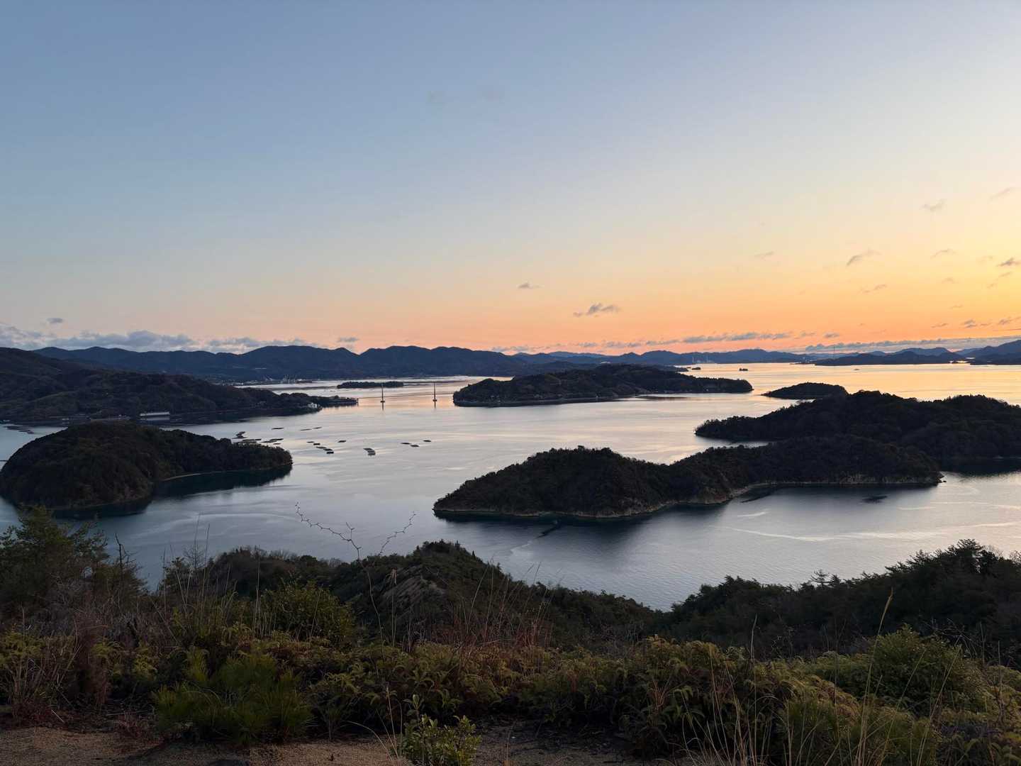 小さな島は、右手に小熊山と馬山
左手に柏島
奥に大芝島