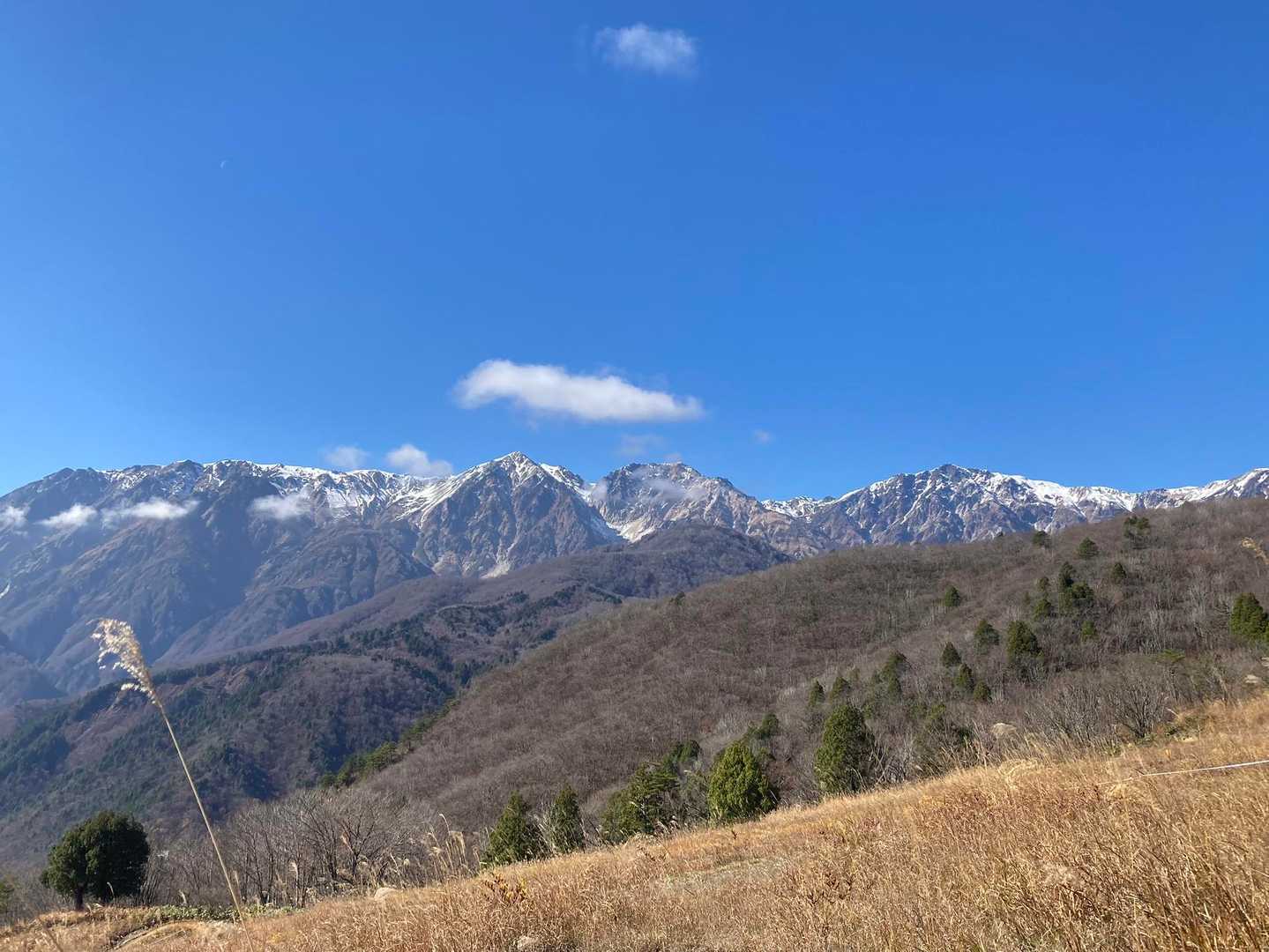 白馬三山が良く見えるスポット。
標識見ながらMTBコースを渡る箇所も有り。
山頂駅を目指します。
