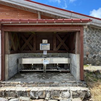 室堂到着。ここで水を補給。
もう沢沿いの湧水は使わなくてもいいみたいです
