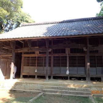 愛宕神社到着、山門に釣鐘があり皆さん撞ていました