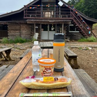 行者小屋に着きました！ 早いけど計画どおりここでランチにします😋