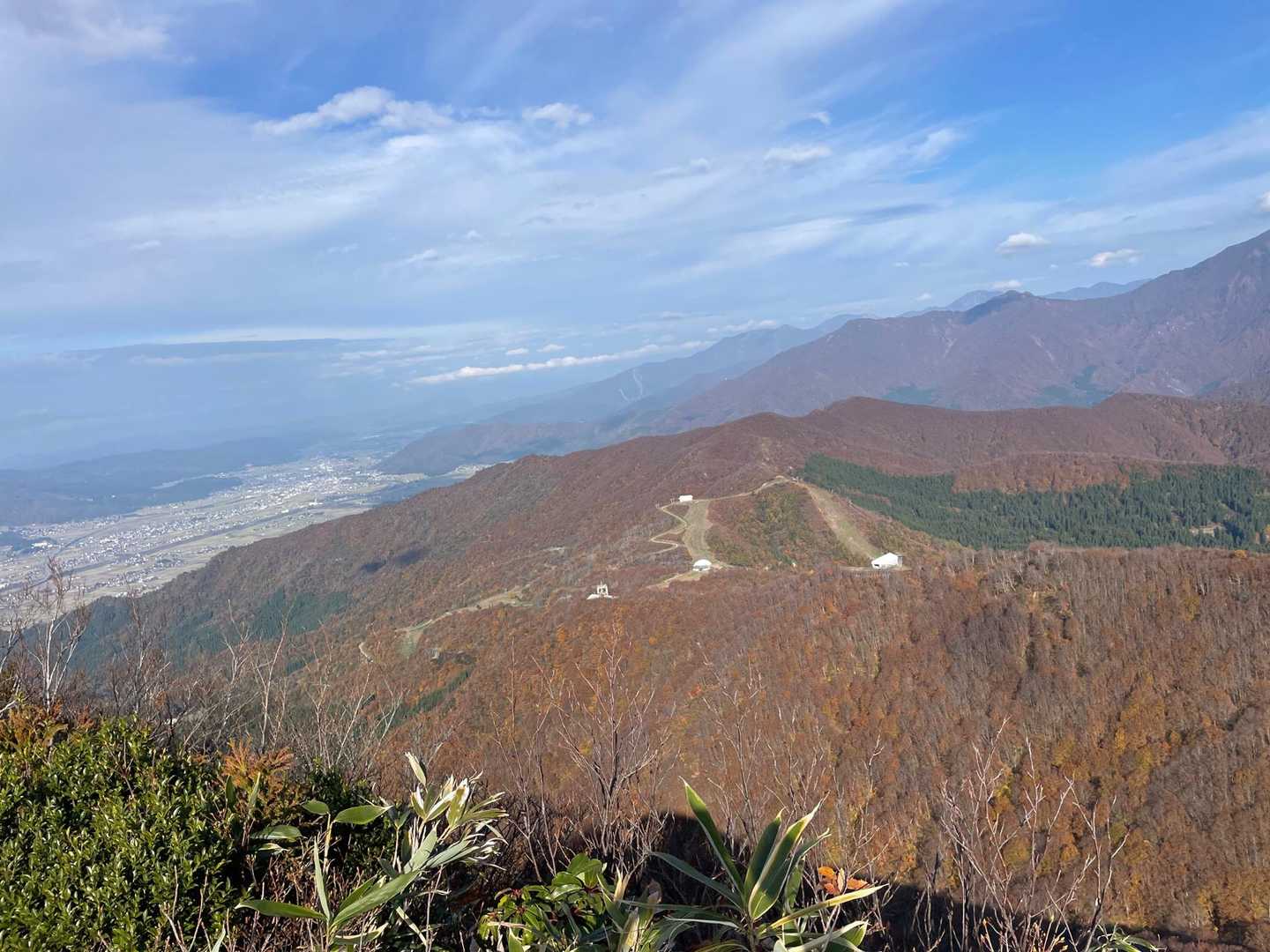 遠くに越後三山も　八海山　越駒　中ノ岳
　　　　　　手前に　金城山　舞子ゴンドラ
