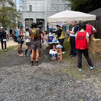 お手洗いにいったり、エイドのきゅうり🥒おいしかった！
この後、パッと下る予定が、横高山と水井山の登りでまさかの、キロ20。本当に足が上がらなくてかなりスロー。速い選手は私が横高山登る時に下ってきてて、ええええ？速すぎ😳ってなりました！