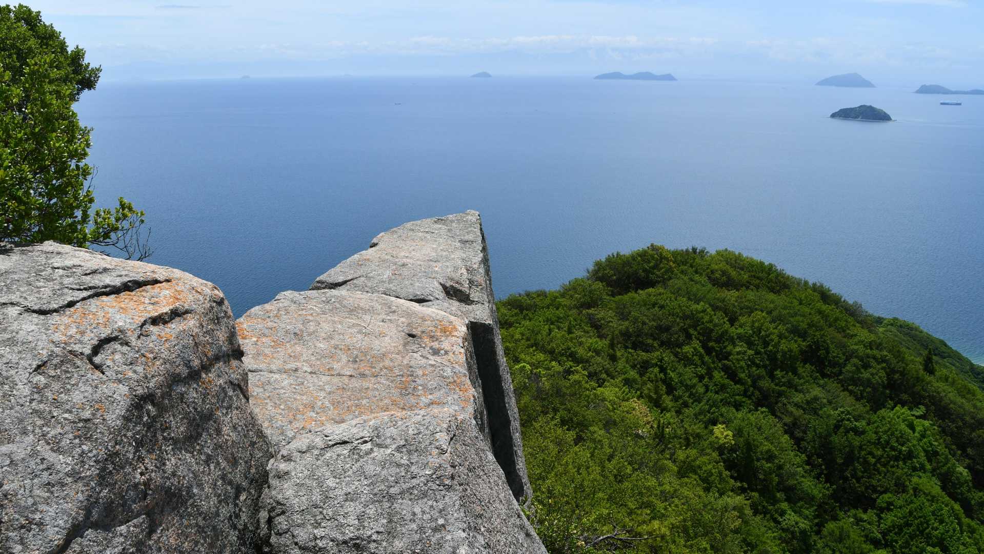 切り立った
切石先端　風も裂く