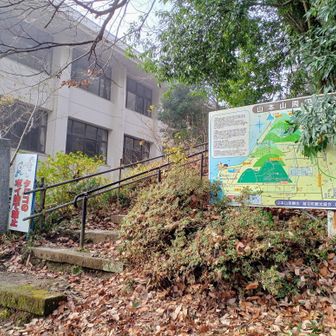 鳥居に近く分かりやすい登山口です…さあ、スタート。