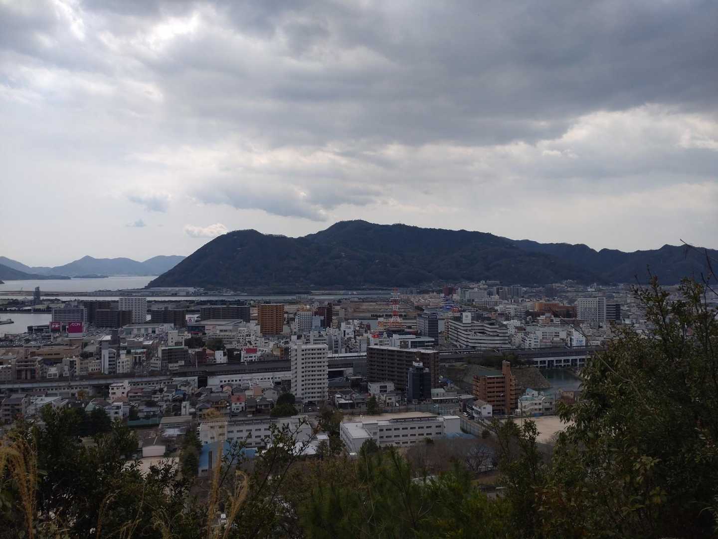 遠方の山は、左側から筆影山、竜王山です