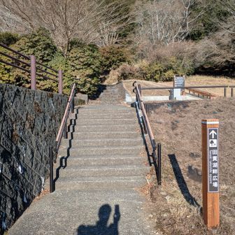 無事下山しました。　駐車場はほぼ満車。　朝は暗くて良く分かりませんでしたが登山口はこんな感じでした。　