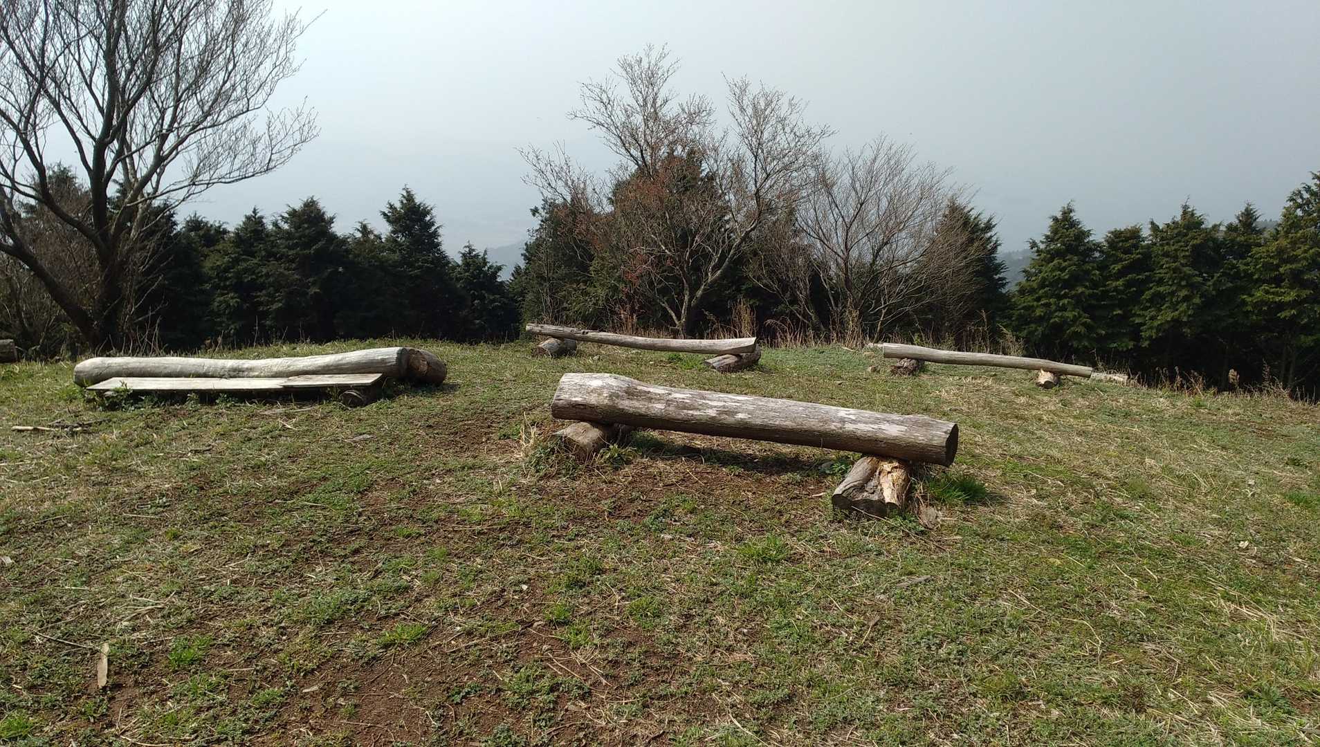 雨乞岳山頂展望台。