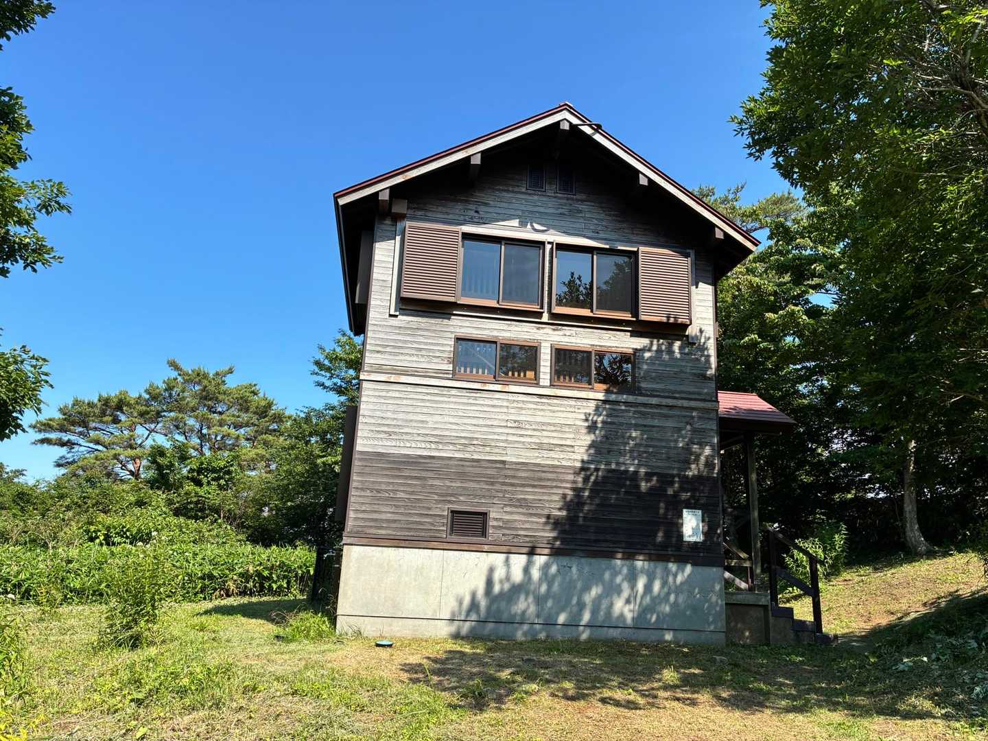 避難小屋です