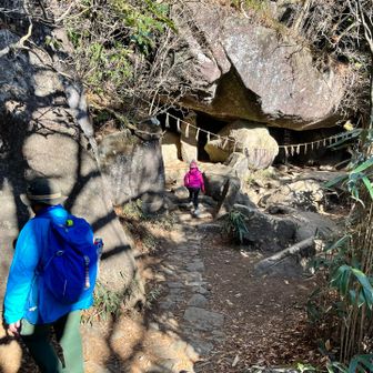 娘「私、こっちに行く〜」
胎内潜りへ一直線の小1女子（笑）