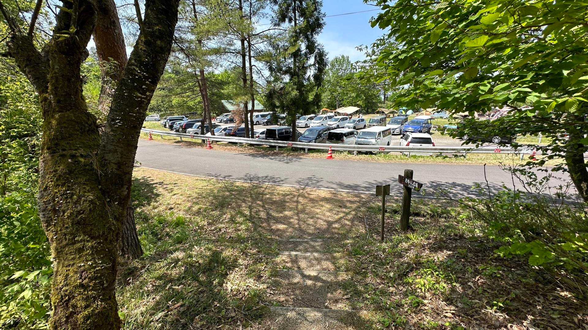 そしてキャンプ場に無事下山
道が入り組んでいて予定していたコースを外れていた(笑)
でも整備されたお山だし気の向くまま歩いて楽しめる