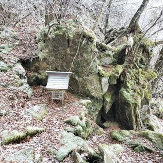 風穴

この風穴が日本三大奇風やまじかぜの発生源とされる。

やまじかぜが吹くと農作物が被害を受けるため、土居や豊岡では土の中で育つ里芋が植えられた

って茎思いっきり地上やんね(笑)

風穴を団子で塞ぐお祭りが年2回
夏は収穫した小麦の団子
秋は収穫した米の団子で穴を塞ぐ

この祭りのスタートは677年であり、もうすぐ1350年