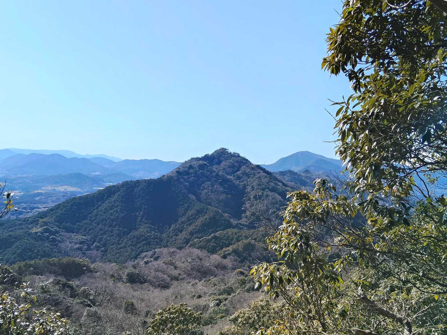 しばらく歩いて 通ってきた御所ヶ岳を見る