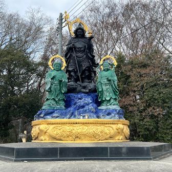 派手な色⚫️🟢🔵の毘沙門天様達。