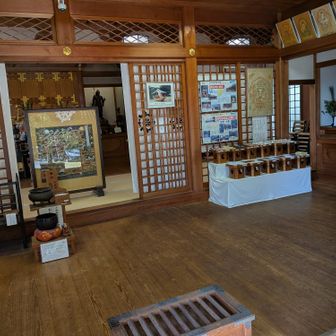 線香と蠟燭をおさめ、仏様の前で手を合わせ、長かった旅を終えました