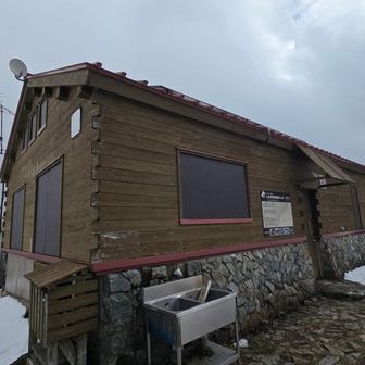 小屋じまい済み　テン場は足跡だけ　今度張ってみよう⛄