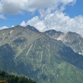 手前の赤梛岳
まだ未踏破の山だ。