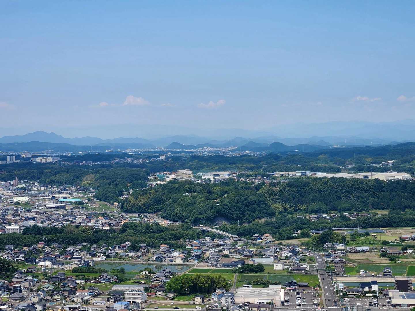 関市方向
うっすら低山がポコポコ