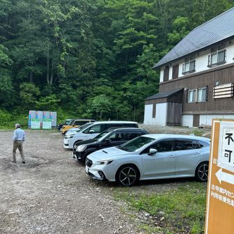 駐車場空いてる。下山してもガラガラ。