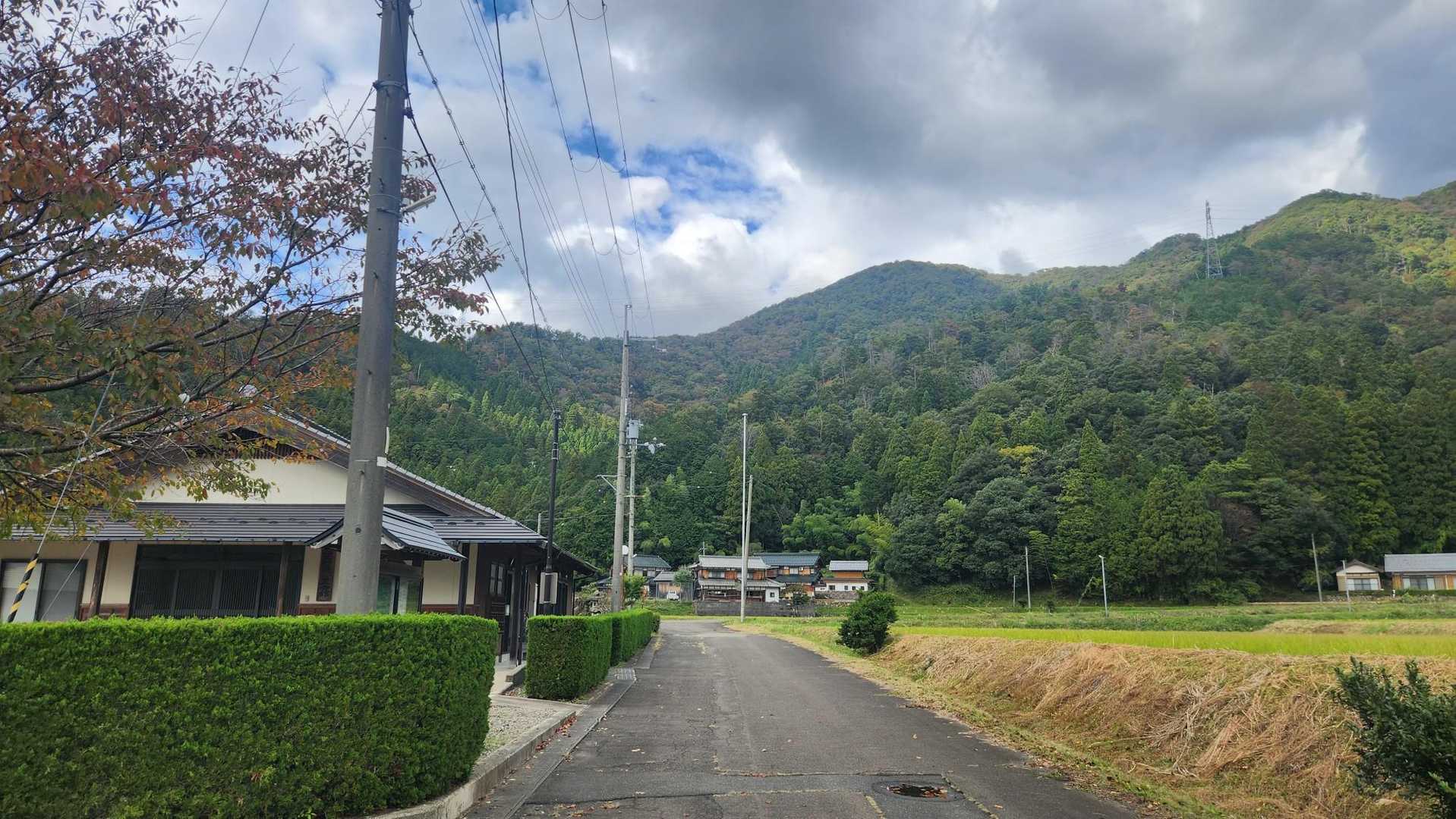 ここに駐車。正面右の山かなと思ってるところ