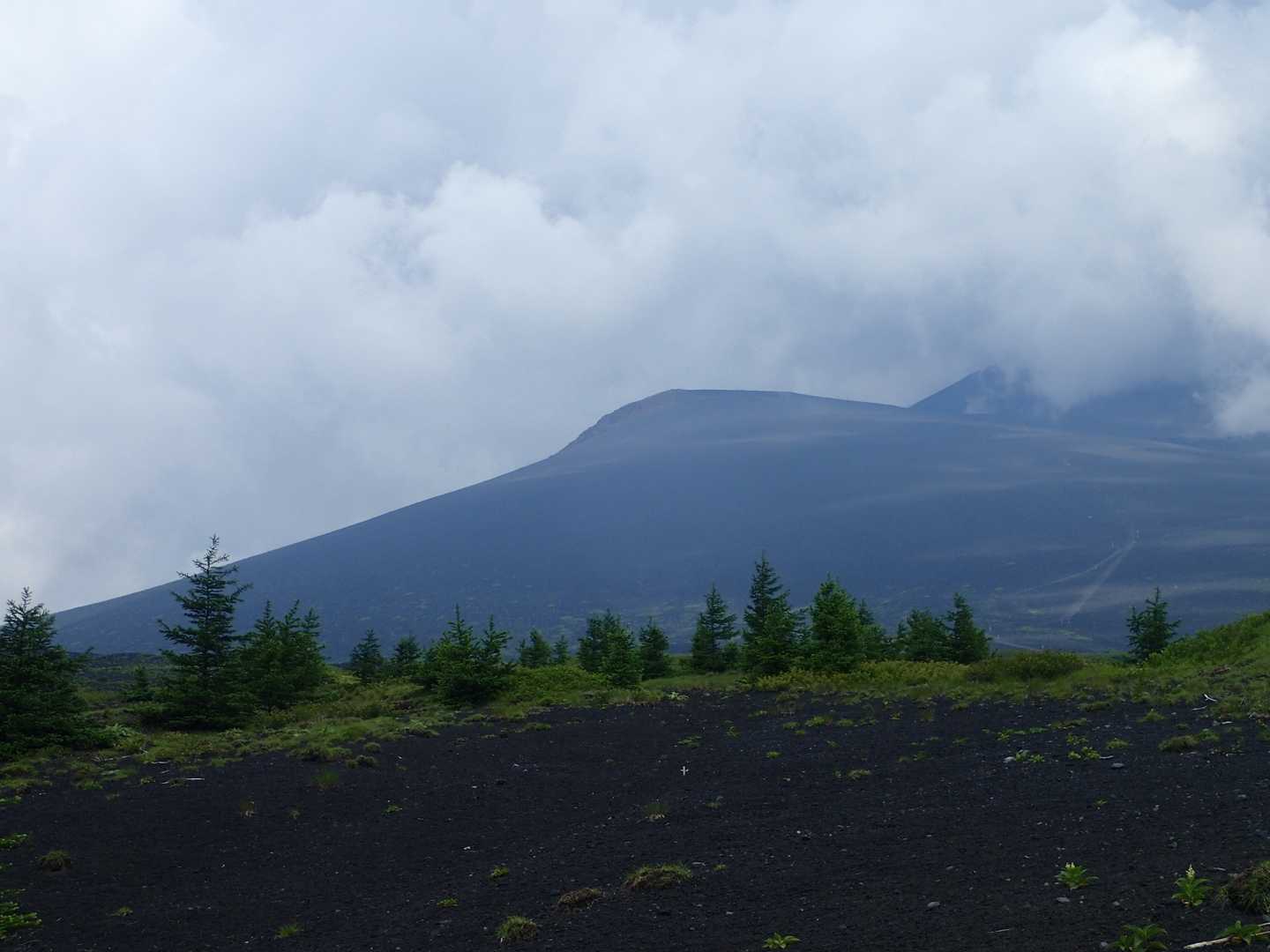 雲が取れると宝永山が姿を現します。