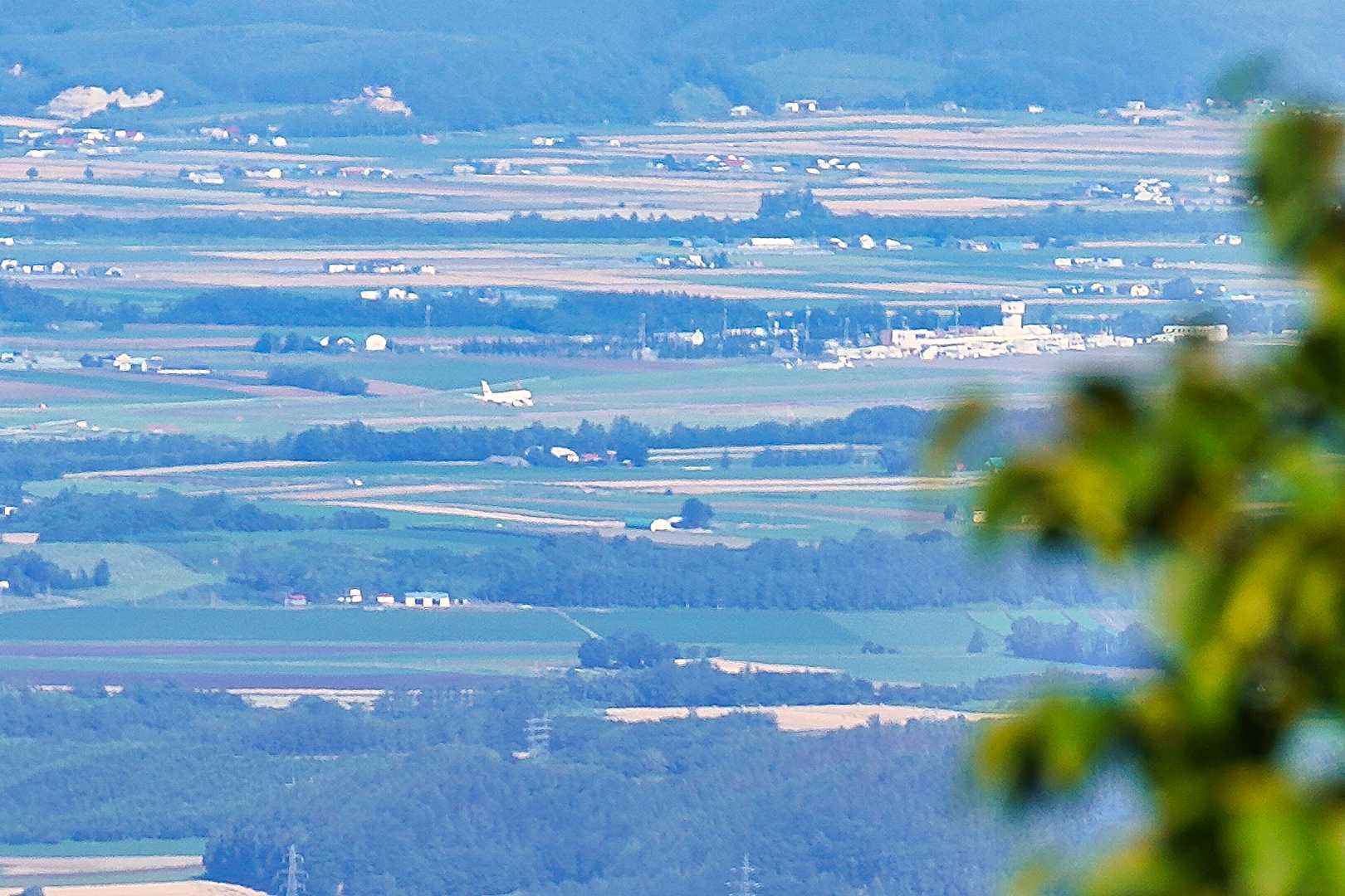 真ん中左に飛行機