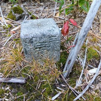 地図上の1370標高点に三等三角点があります
（地図上には△マークはないので国土地理院が廃棄した三角点のようです）