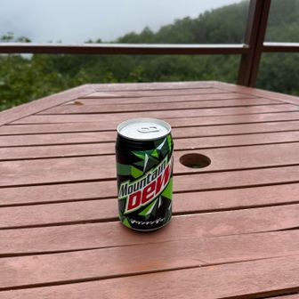 テラスに座ってマウンテンデュー休憩