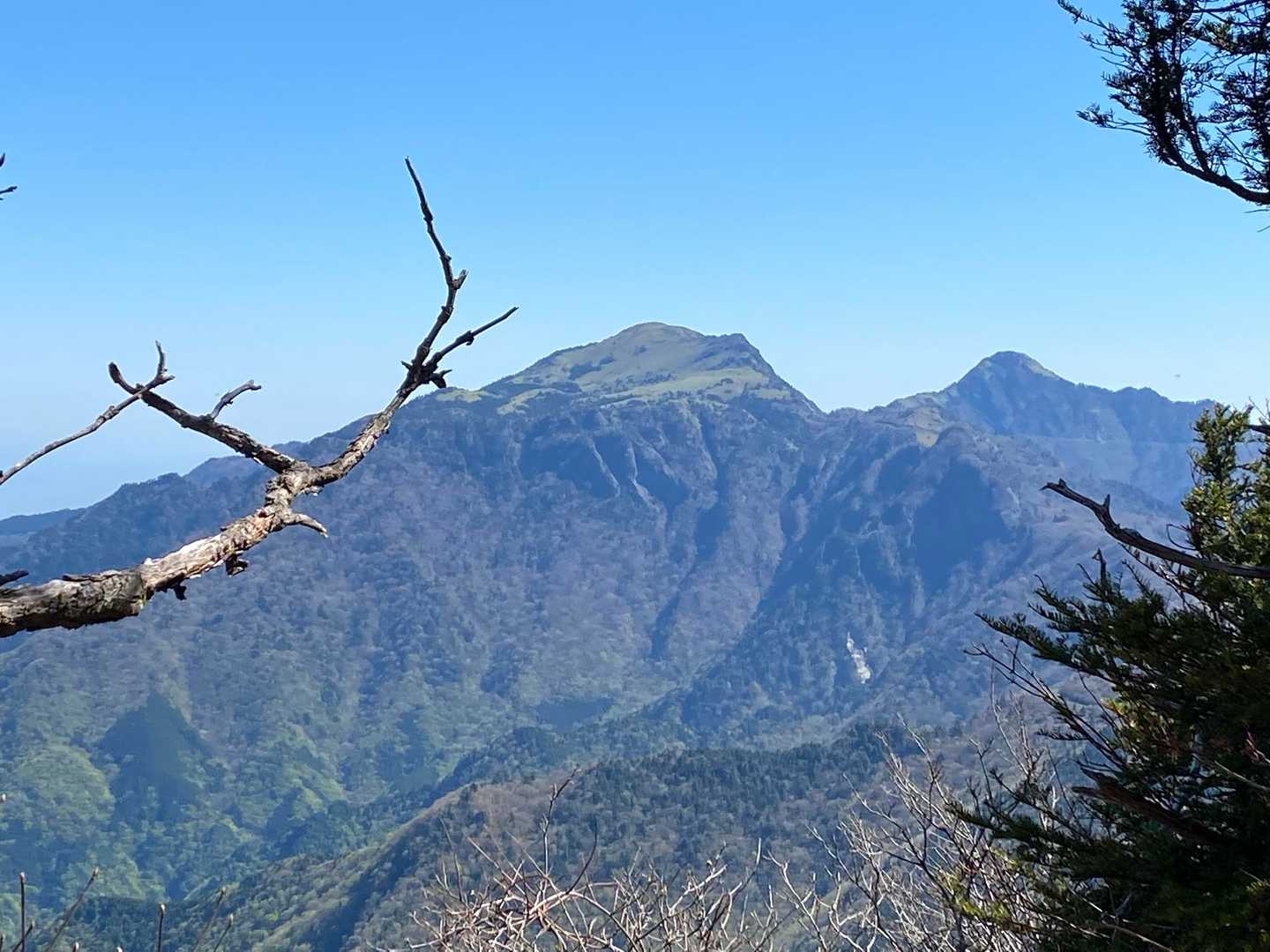 瓶ヶ森⛰️と西黒森山⛰️も
スッキリ見える❗️😊
空気も澄んで気持ちいい❗️☺️