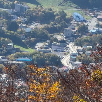 ど真ん中に映る建物は、山形初進出の星野リゾート『界KAI』コンセプトは「御釜で整う、温泉スパイラル」らしい。14角形のタワー型建築の湯宿。屋上には360度を見渡せるルーフトップガーデンがあり、中心には蔵王を象徴する「御釜」を模したジェットバスもあります！