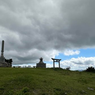 4人くらいのハイカーさんとスライドしたけど
山頂には、だーれもいない。
気持ちいい風が吹いてる♪