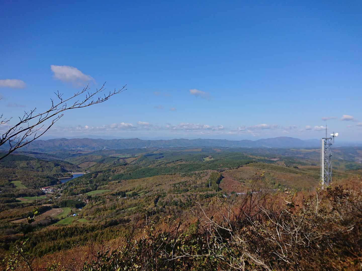 左手奥には八甲田山。雪化粧していました。