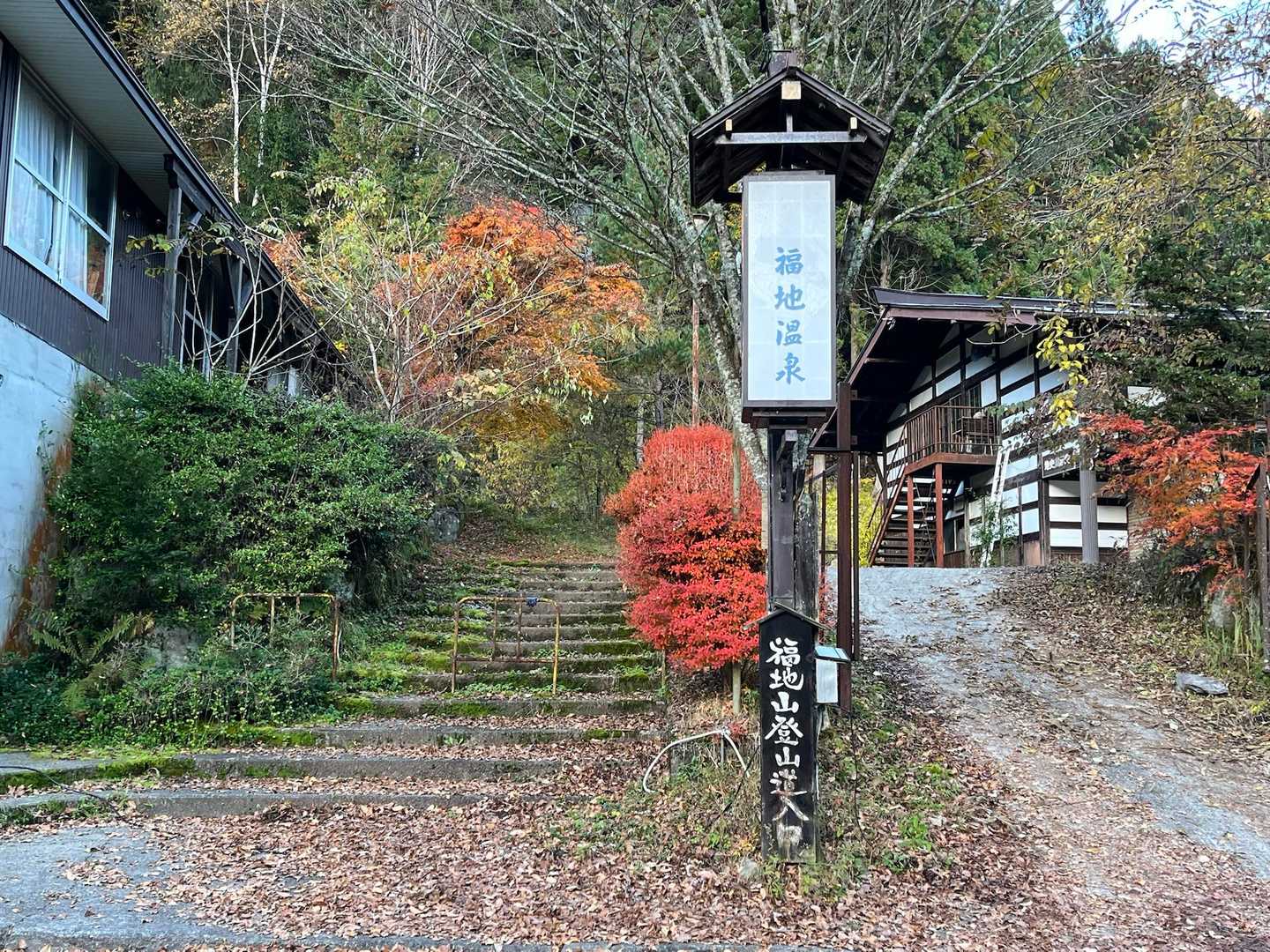 この階段からスタート。周りの温泉宿も良い雰囲気でした。