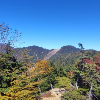 これから向かうハイ松尾山と生割木山。間が崩れ落ちている