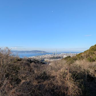 旗振茶屋から明石海峡
月も見えるのがいいな