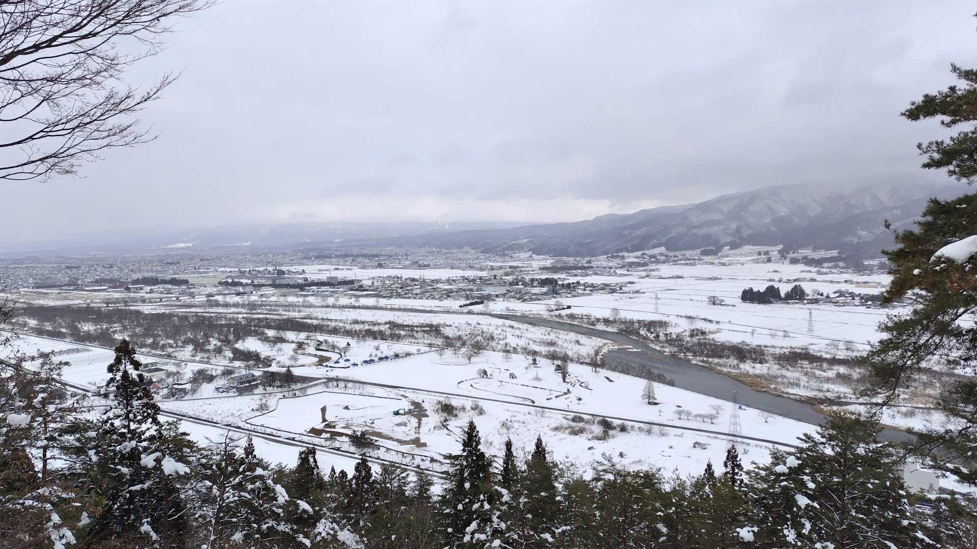 登りきって二の丸からこの景色、
晴れてたら磐梯山も見れるそう！