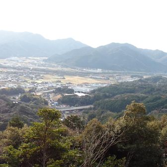 白い四角の布がたなびいている。この展望所からは黒川から小郡方面の展望が開ける。