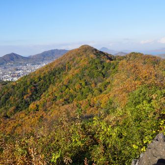 中央が次に登る毘沙古山
山肌が黄葉できれい～