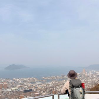 展望台を登る
存外背丈のある市街地と青々と広がる瀬戸内海を一緒に楽しめる秘密基地