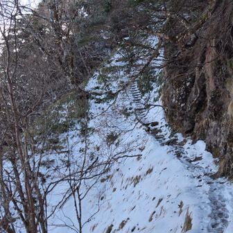 ６本爪アイゼンつけています。