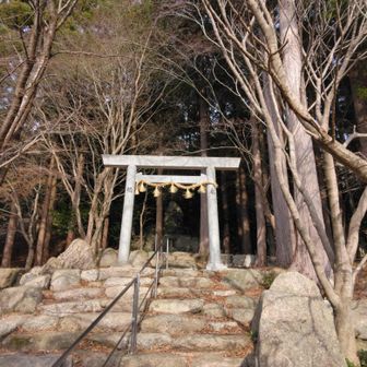 山神さんにお参りします