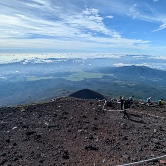 正面にこれから行く宝永山