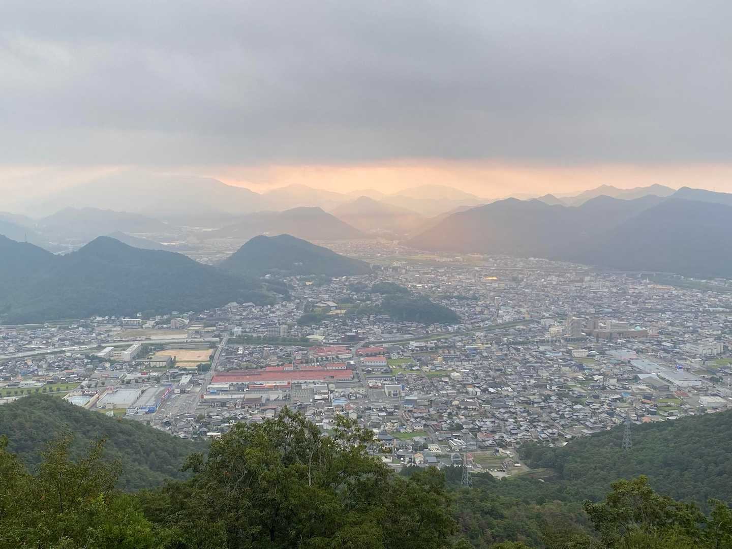 山頂に到着しましたよ🎶
雲☁️の隙間から朝日