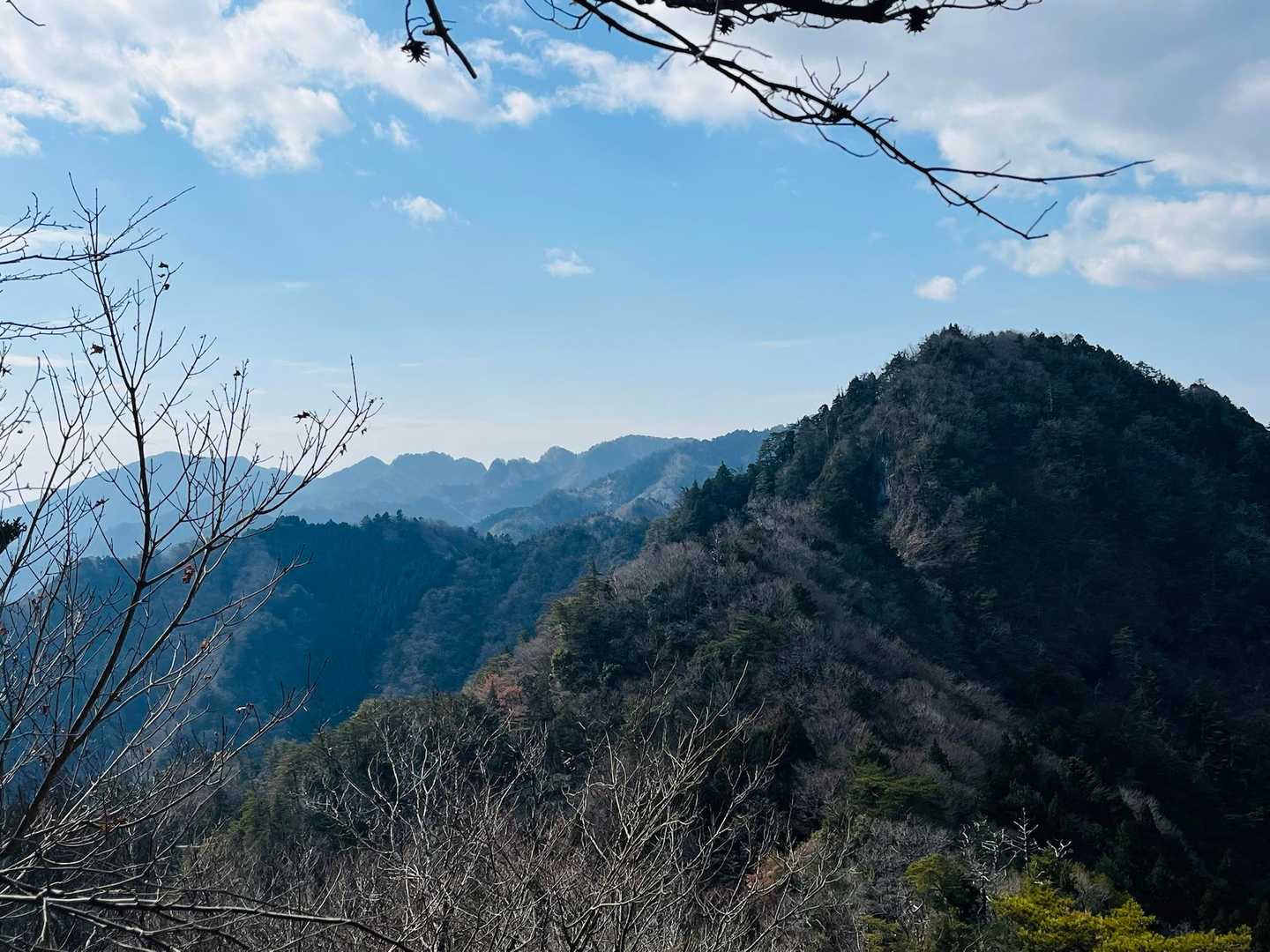 振り返って岩小古谷山⛰️奥のギザギザから先が宇連山⛰️そちらにも歩いてみたくロックオンです🤩