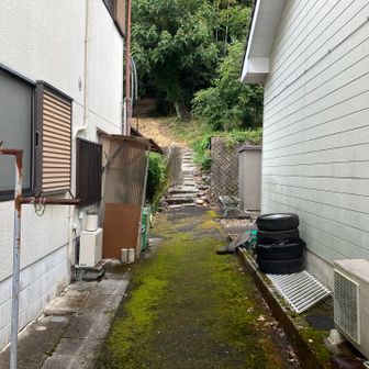 次の山へ。
人の家の間から登るみたい。
ちょっと気が引けるなあ。