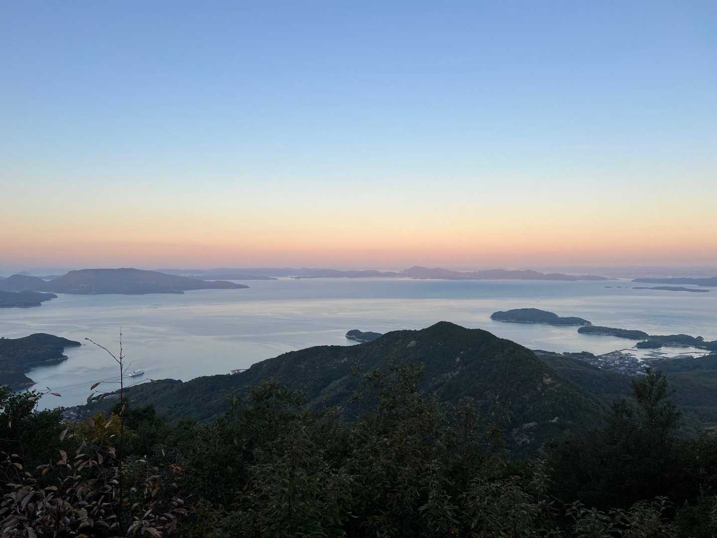 西側はまだ陽が当たっていません。