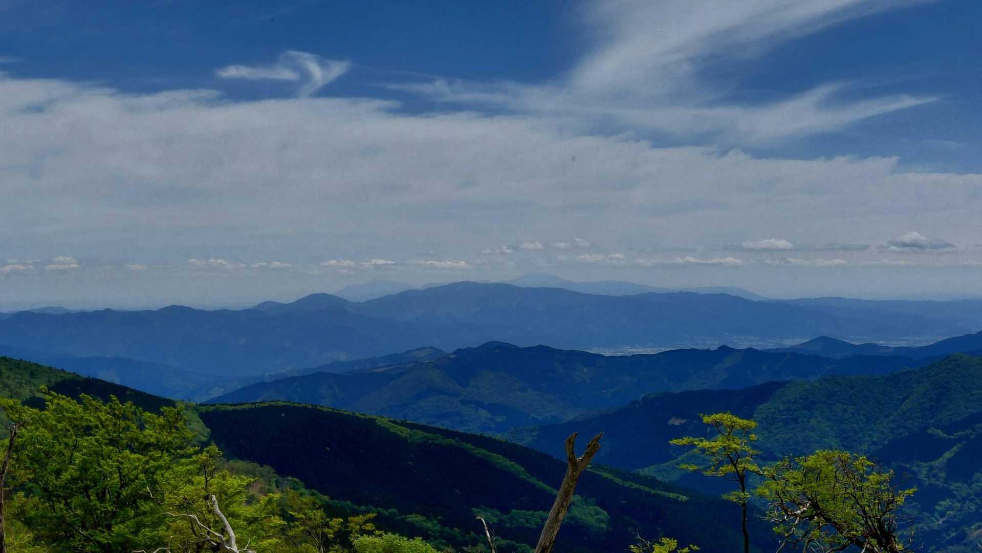 何と肉眼では奥の方に霧島の｢高千穂峰｣から｢韓国岳｣が見えました😀